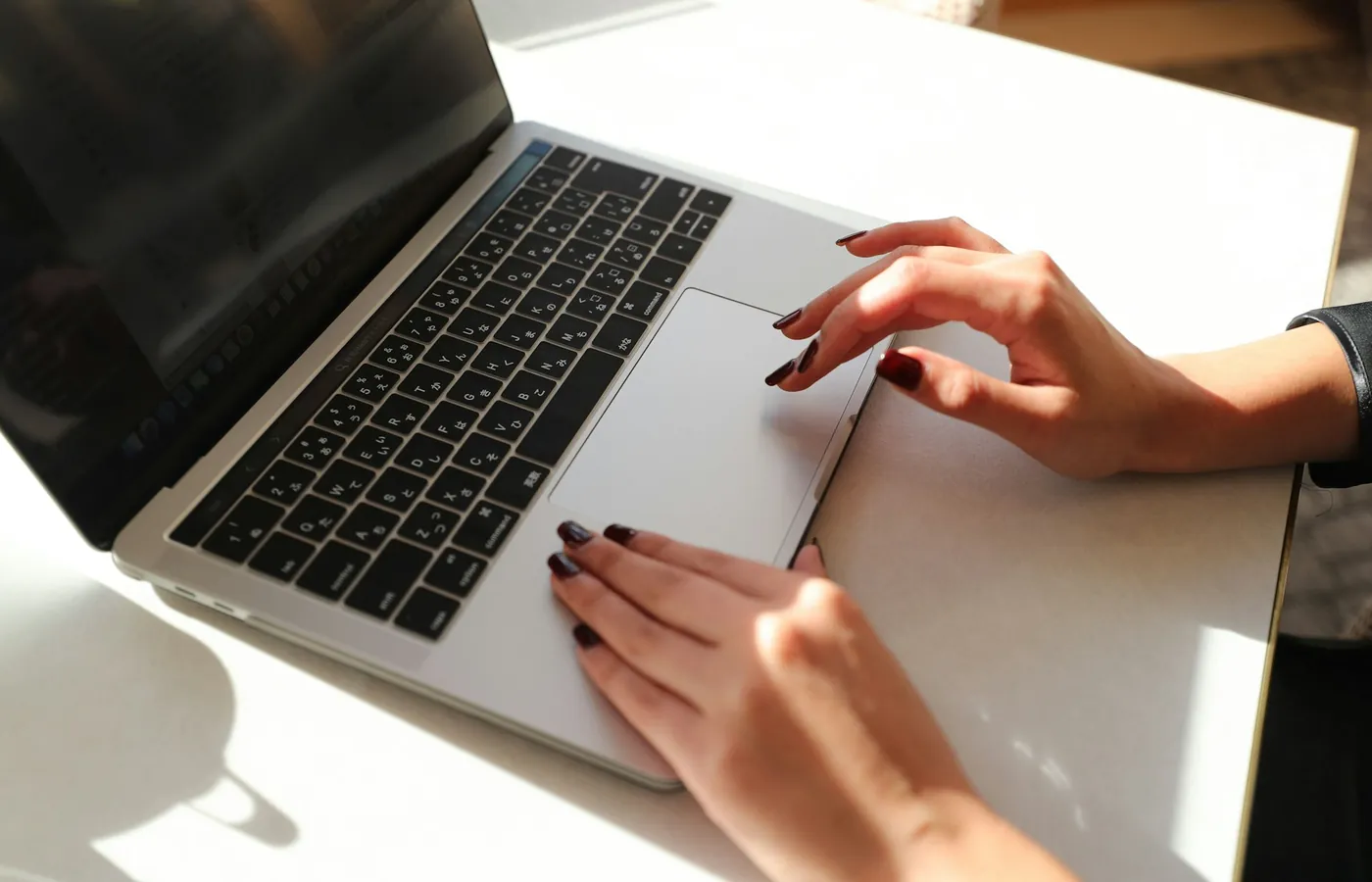 Persona trabajando en una laptop durante una sesión de trabajo